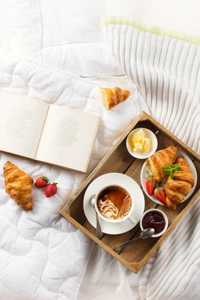 Colazione Letto Vassoio Con Tazza Caffè Cornetti Freschi Marmellata Fragole — Foto Stock