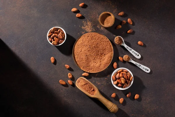 Cuencos Con Cacao Orgánico Polvo Granos Cacao Crudos Aromáticos Sobre — Foto de Stock