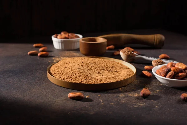 Cuenco Con Cacao Orgánico Polvo Granos Cacao Crudos Aromáticos Sobre — Foto de Stock