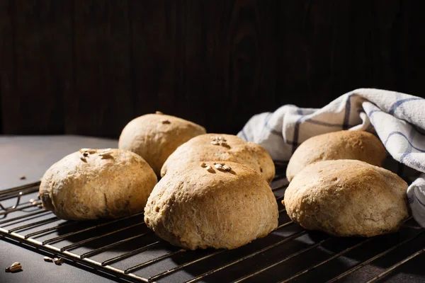 Hemlagade Fullkorn Vete Bullar Med Frön Träbord Mörk Rustik Bakgrund — Stockfoto