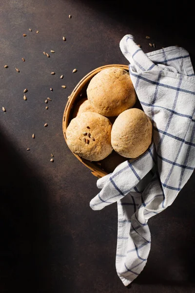 Hemmagjorda Fullkornsrågvete Bullar Med Frön Träbord Mörk Rustik Bakgrund Ovanifrån — Stockfoto