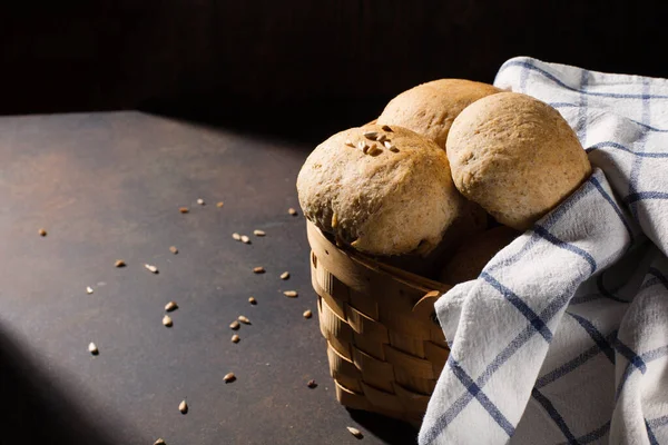 Zelfgemaakte Volkoren Rogge Tarwebroodjes Met Zaden Houten Tafel Donkere Rustieke Rechtenvrije Stockfoto's