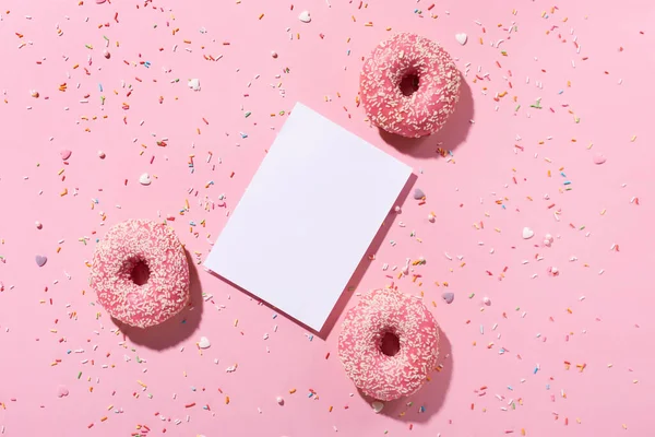 Conceito Feliz Dia Donut Nacional Donuts Com Cobertura Rosa Açúcar — Fotografia de Stock