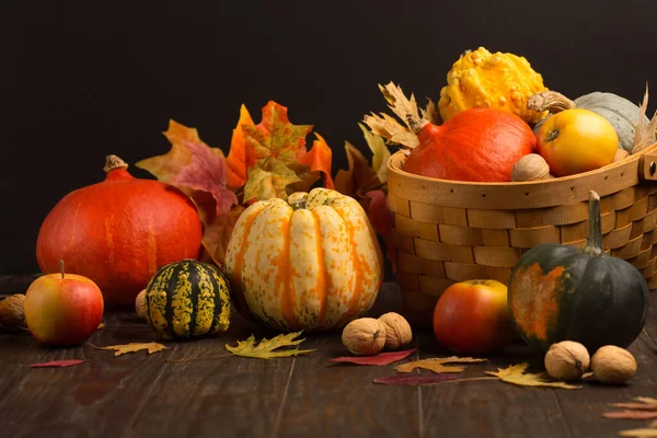 Herbstferienkomposition Getrocknete Blätter Kürbisse Äpfel Nüsse Und Zimt Auf Dunklem — Stockfoto