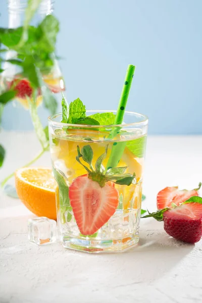 Świeże Owocowe Napoje Lemoniadowe Orzeźwiająca Woda Okulary Świeżą Truskawką Pomarańczą — Zdjęcie stockowe