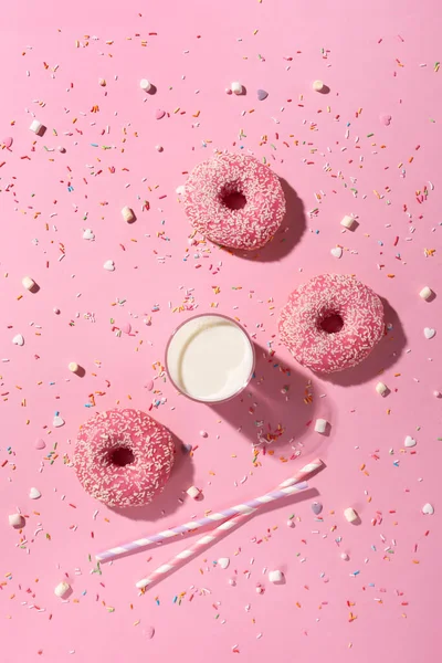 Щасливий Національний День Пончика Концепції Пончики Рожевим Глазур Склянкою Молока — стокове фото