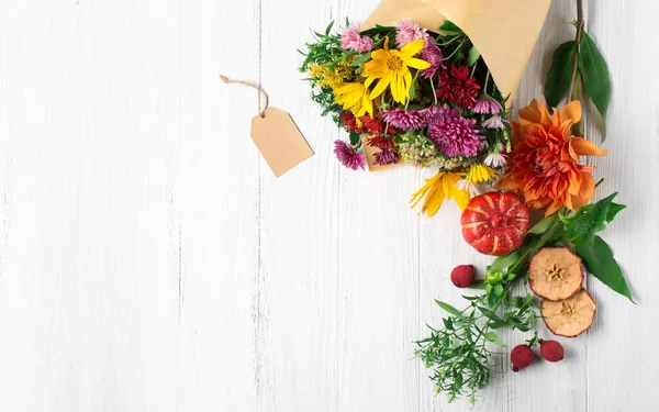 Composition Automnale Avec Fleurs Feuilles Citrouilles Sur Fond Bois Blanc — Photo