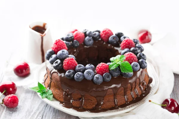 Zelfgemaakte Chocoladetaart Met Verse Zomerbessen Frambozen Bosbessen Kersen Witte Houten — Stockfoto