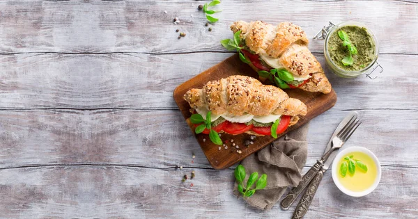 Knusprige Vollkorncroissants Mit Mozzarella Tomaten Und Hausgemachter Pesto Sauce Auf — Stockfoto