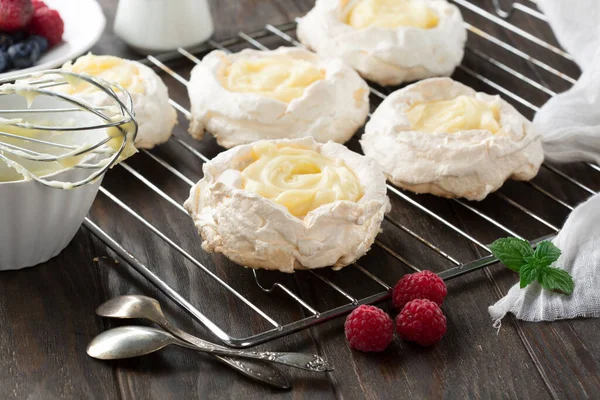 Meringues Pavlova Koláče Čerstvými Malinami Borůvkami Mátou Tmavém Venkovském Dřevěném — Stock fotografie