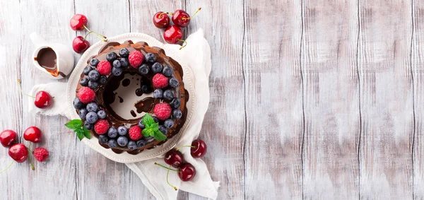 Домашній Шоколадний Торт Свіжими Літніми Ягодами Малина Чорниця Вишня Білому — стокове фото