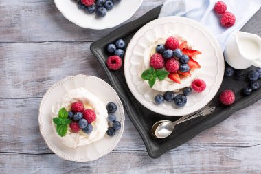 Taze ahududu, yabanmersini ve nane şekerli kremalı pasta.
