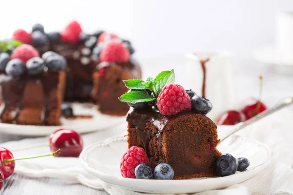 自家製の代替グルテンフリーチョコレートケーキ新鮮な夏の果実 ラズベリー ブルーベリー チェリーホワイトテーブル ヘルスケアフードデザートコンセプト — ストック写真