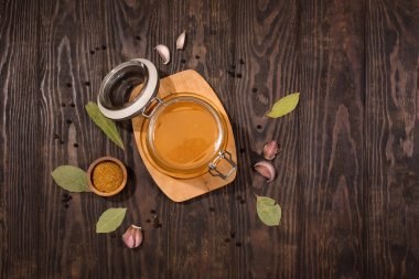 Geleneksel ev yapımı sığır kemiği çorbası. Koyu kırsal arka planda cam kavanozda sebze var. Sağlıklı düşük kalorili kolajen gıda konsepti. Üst görünüm, alanı kopyala.