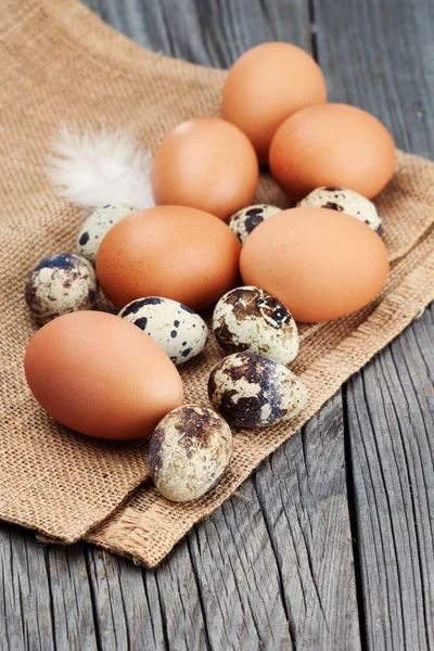 Bir tablo üzerinde taze yumurta — Stok fotoğraf