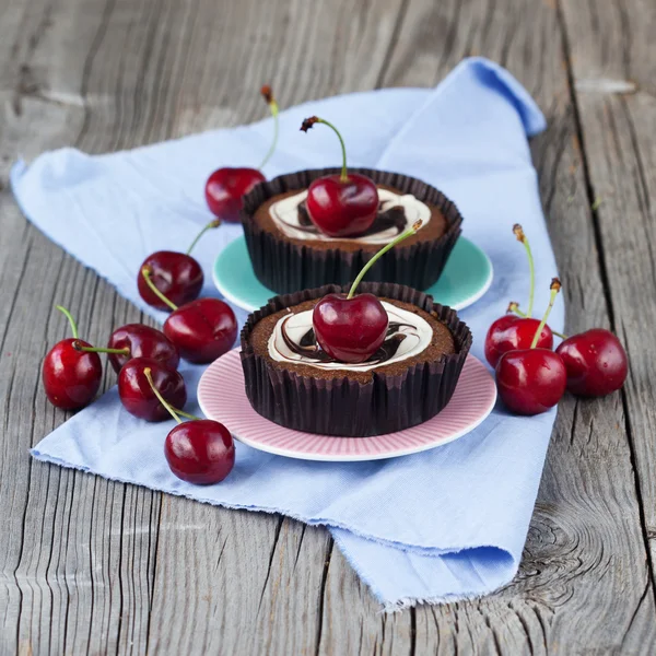 Chokladdessert med körsbär — Stockfoto