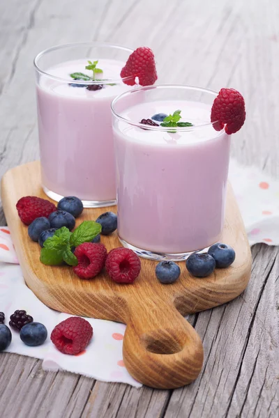 新鮮な果実を入れたミルクセーキ — ストック写真