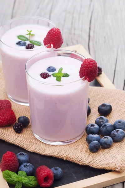 Молочный коктейль со свежими ягодами — стоковое фото