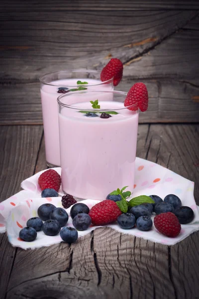 Milchshake mit frischen Beeren — Stockfoto