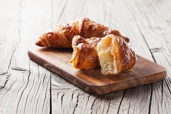 Asztalon friss croissant — Stock Fotó