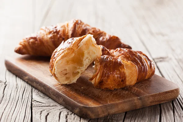 Asztalon friss croissant — Stock Fotó