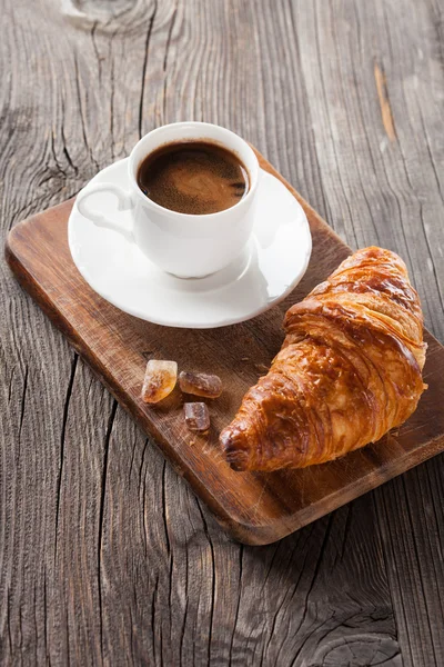 Croissant fresco e café — Fotografia de Stock