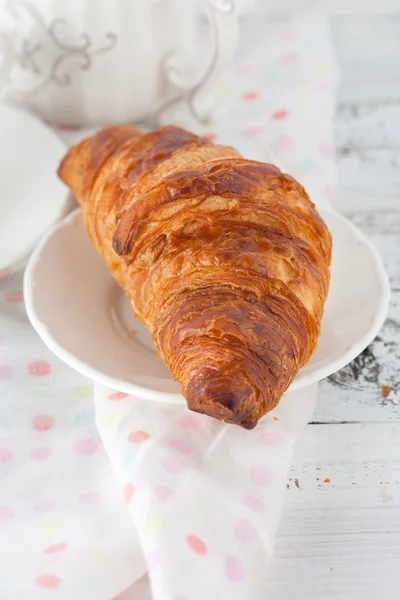 Asztalon friss croissant — Stock Fotó