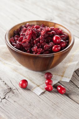 Kurutulmuş cranberries ve taze çilek