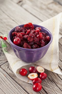 Kurutulmuş cranberries ve taze çilek