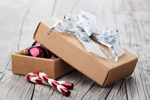 Caja con decoraciones navideñas —  Fotos de Stock