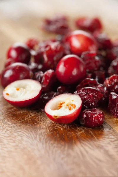 Dried cranberries and fresh berries — Stock Photo, Image