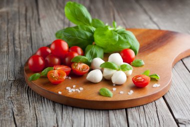 kiraz domates, mozzarella peyniri ile