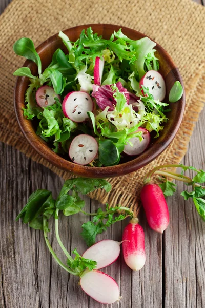 Свежий салат с редиской — стоковое фото