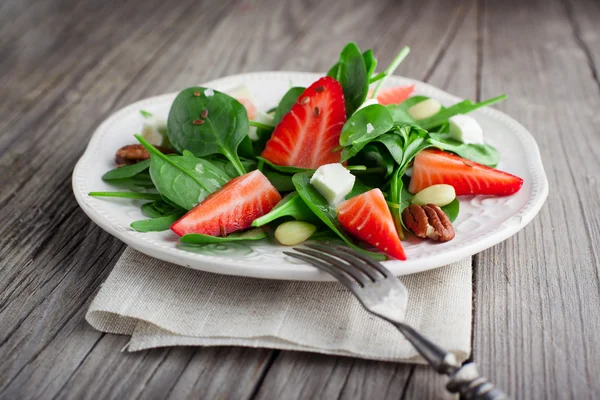 Ensalada de primavera con hojas de espinaca — Foto de Stock