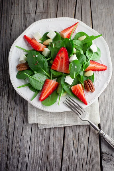 Salade de printemps aux feuilles d'épinards — Photo