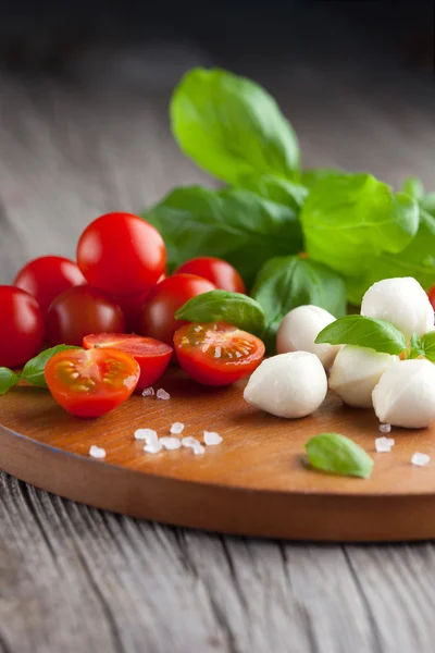 Kiraz domates, mozzarella peyniri ile — Stok fotoğraf