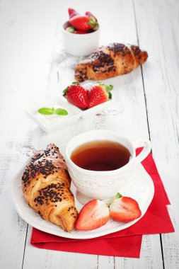 Sabah kahvaltı ev yapımı kruvasan ile