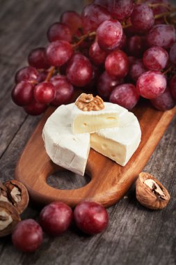 Camembert peyniri bal ile