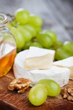 Camembert peyniri bal ile