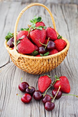 çilek ve vişne sepeti