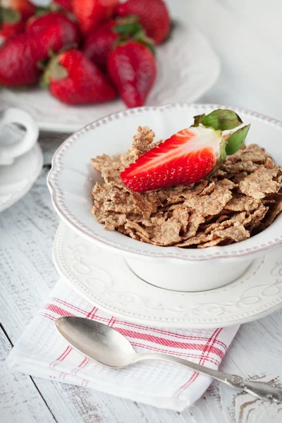 Healthy breakfast with wholegrain flakes — Stock Photo, Image