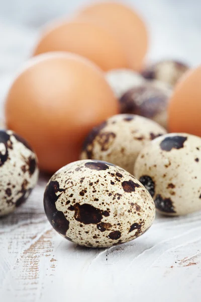 Frische Eier auf dem Tisch — Stockfoto