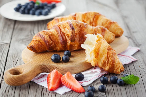 Kahvaltıda taze kruvasan.