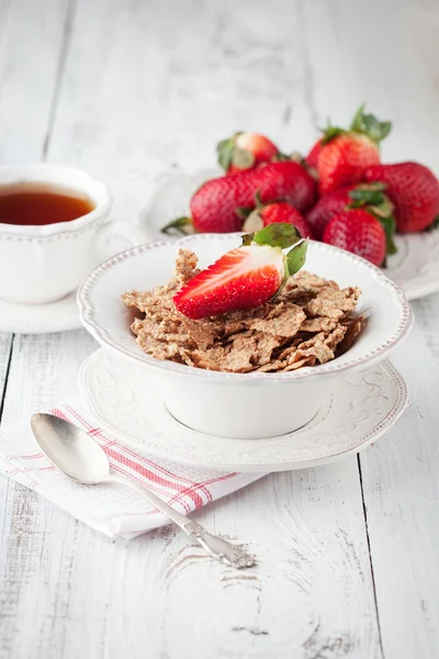 Healthy breakfast with wholegrain flakes — Stock Photo, Image