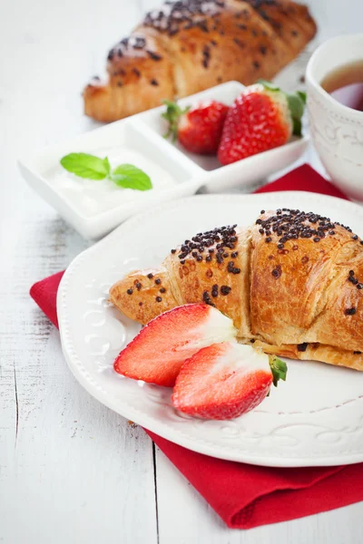 Fresh croissants and berries — Stock Photo, Image