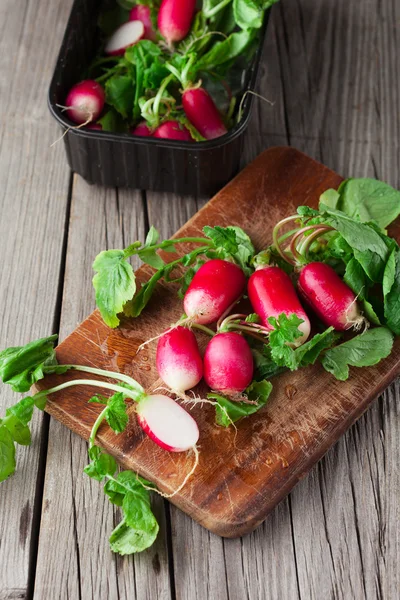 Fresh radishes on a wooden table — Stock Photo, Image