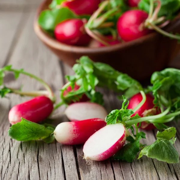 Fresh radishes on a wooden table — Stock Photo, Image