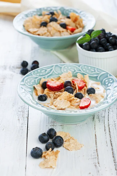 Healthy breakfast with cornflakes — Stock Photo, Image