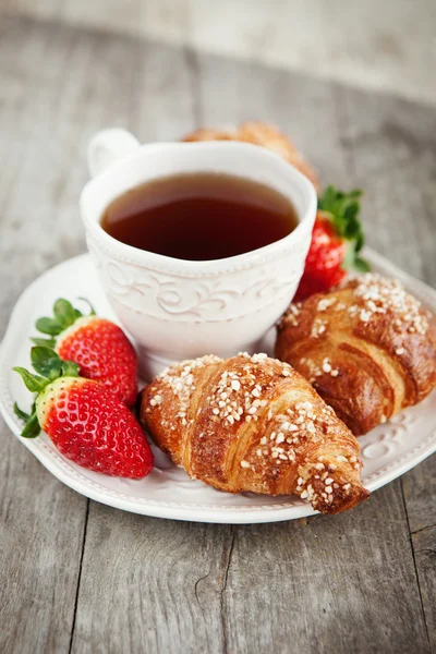 Frühstück am Morgen mit hausgemachten Croissants — Stockfoto