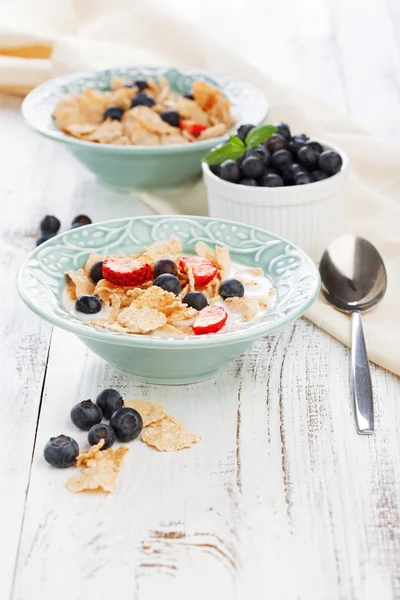 Healthy breakfast with cornflakes — Stock Photo, Image